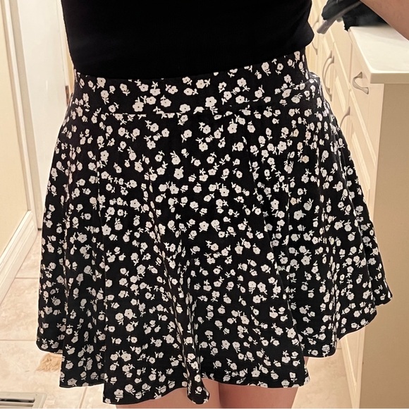 🖤🤍🌸Black & white - floral skirt - size medium - Picture 4 of 7